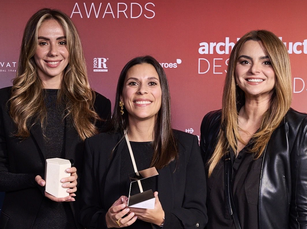Entrevistámos Carolina e Jeremy, fundadores do Atelier Backlar, após a conclusão do projeto de reabilitação de um apartamento no Príncipe Real, onde a nossa pedra natural foi utilizada.