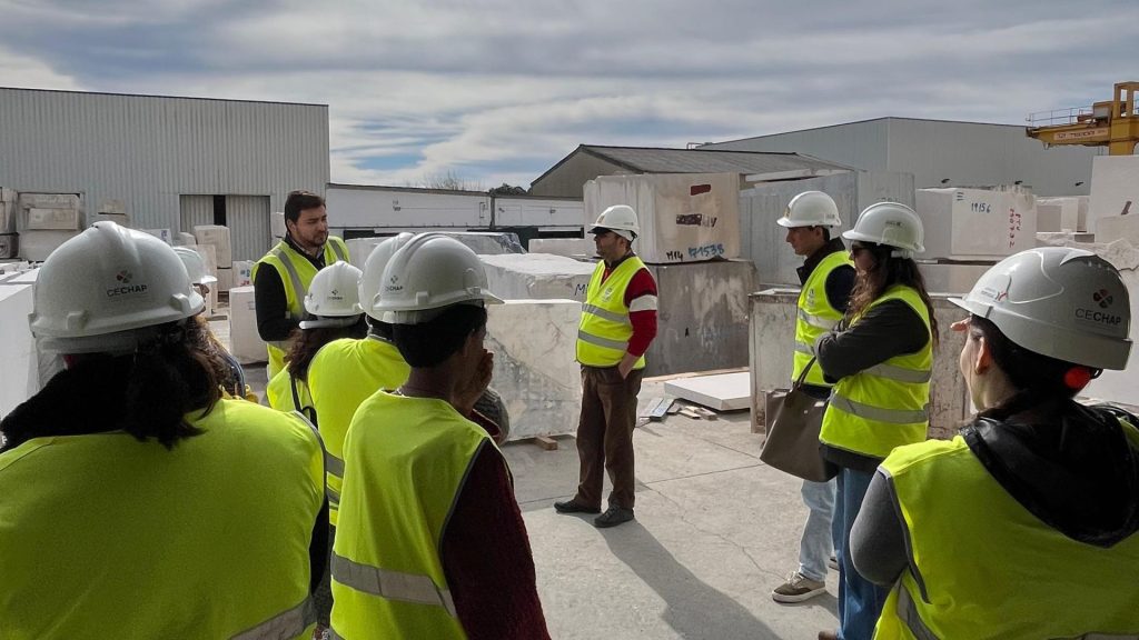 Entrevistámos Carolina e Jeremy, fundadores do Atelier Backlar, após a conclusão do projeto de reabilitação de um apartamento no Príncipe Real, onde a nossa pedra natural foi utilizada.